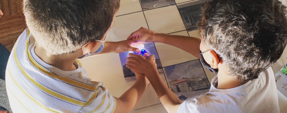 Atividade STEM do 1.º ano: "Explorar mapas com tecnologia"